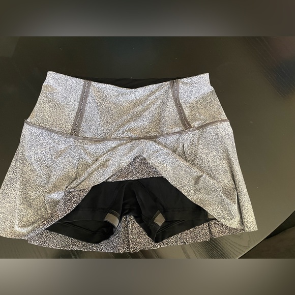Lululemon Tennis or Running Skirt size 6 worn only once . Shirt is 13” in length - Picture 3 of 4